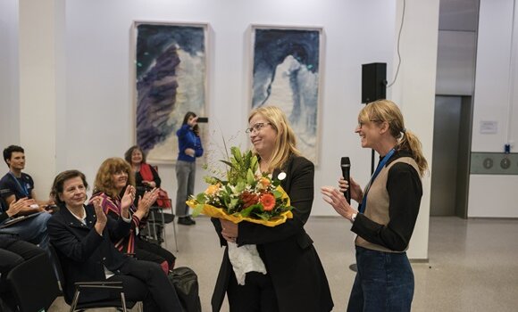 Ehrenamtsbeauftragte erhält Blumen von der Geschäftsführerin der Zukunftsstiftung