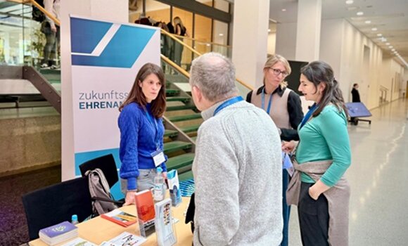 Das Team der Zukunftsstiftung im Gespräch auf  Digital Convention 2025
