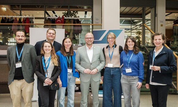 Gruppenbild mit Digitalminister Dr. Fabian Mehring