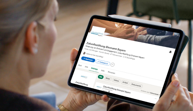 Frau schaut über ein Tablet LinkedIn Account der Stiftung an