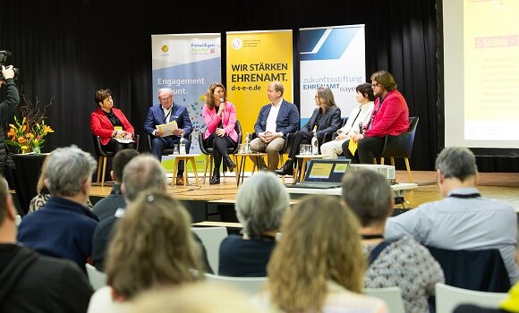 Podiumsdiskussion auf der Bühne